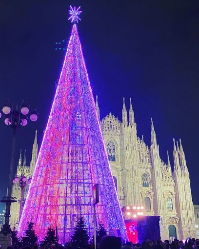 Milano, da ieri sera l’albero in Duomo: fatto con 80mila luci a Led