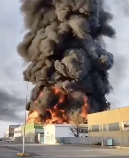 Incendio Novara: azienda vicina ha fornito schiumogeni speciali Incendio Novara: azienda vicina ha fornito schiumogeni speciali