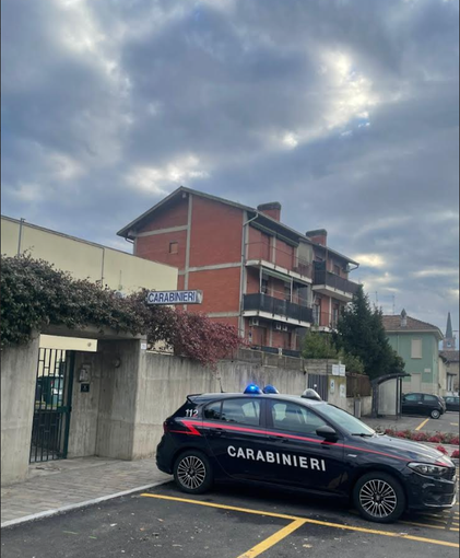 Gambolò, nonostante il divieto di avvicinamento continua a perseguitare la madre. I carabinieri arrestano un 27enne
