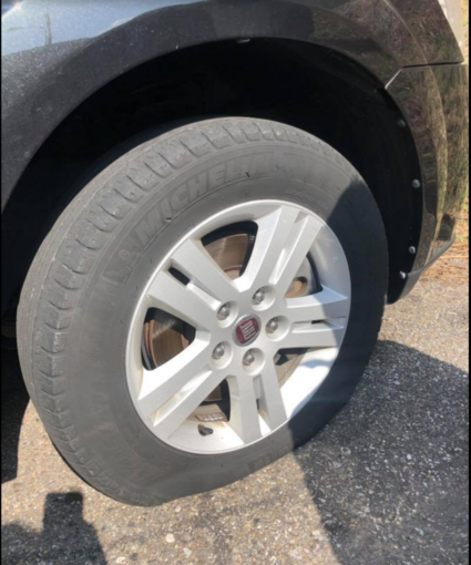 Gomme tagliate e segnaletica divelta: il sabato notte è il regno dei vandali Gomme tagliate e segnaletica divelta: il sabato notte è il regno dei vandali