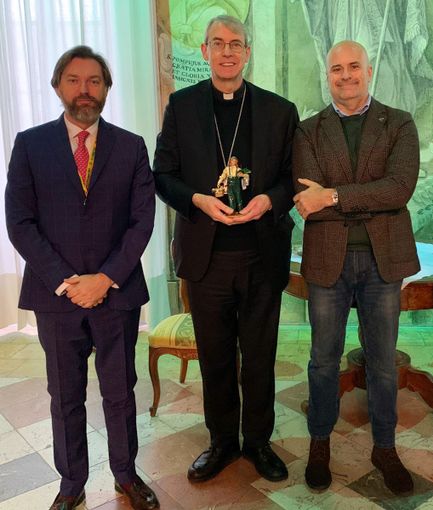 Natale, nel Presepe 2022 arriva la florovivaista: consegnata la statuina al Vescovo di Pavia Natale, nel Presepe 2022 arriva la florovivaista: consegnata la statuina al Vescovo di Pavia