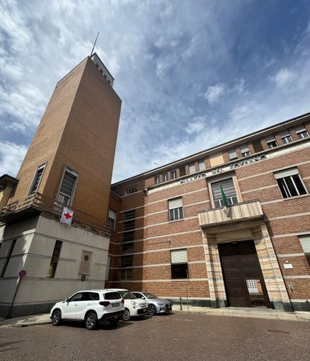 Pavia, consegnata in prefettura la bandiera storica della Croce Rossa Italiana