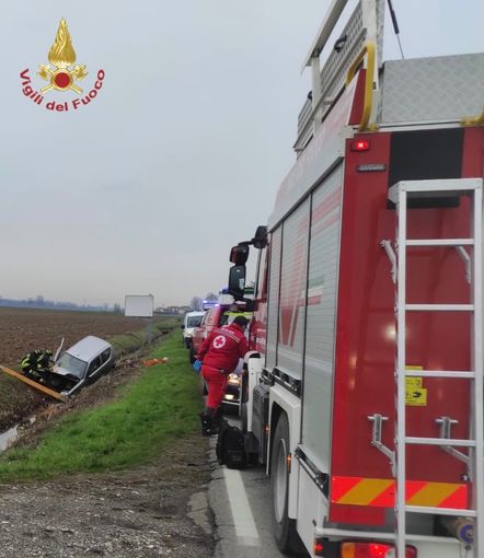 Albuzzano: auto finisce nel fosso sulla provinciale, ferite due persone