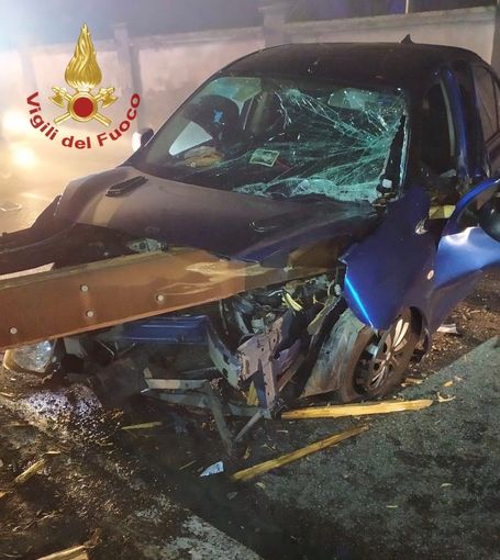 Gravellona: esce di strada con l'auto in via XX Settembre, 65enne trasportato al San Matteo di Pavia