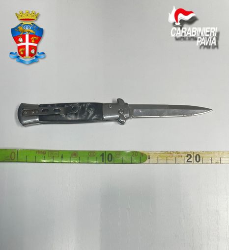 Vidigulfo, va al bar con un coltello in tasca. Denunciato per porto abusivo di arma