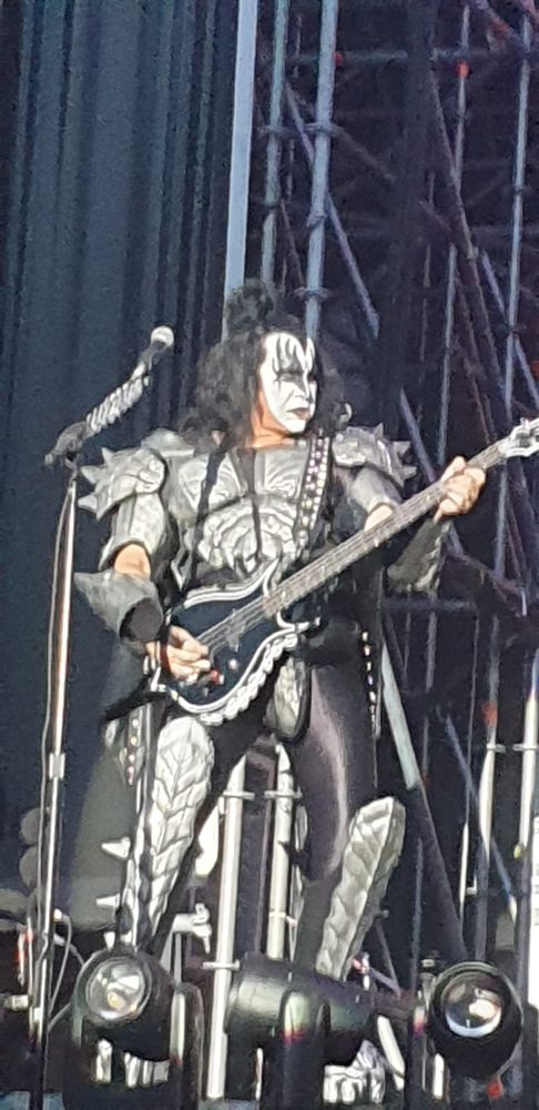 Milano, 70.000 fan in delirio salutano l'ultimo show dei Kiss Milano, 70.000 fan in delirio salutano l'ultimo show dei Kiss