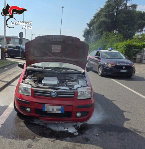 Mortara, auto in fiamme in via Lomellina: intervengono i Carabinieri Mortara, auto in fiamme in via Lomellina: intervengono i Carabinieri