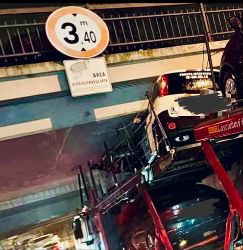 Magenta: bisarca piena di auto rimane incastrata nel sottopasso