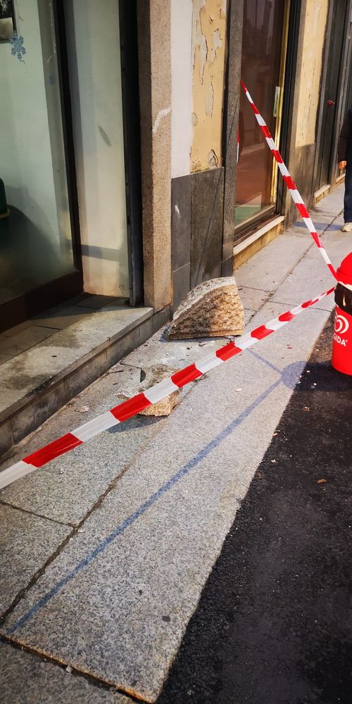Mortara: mezzo per la raccolta dei rifiuti urta il capitello di un balcone, cade pezzo in strada, nessun ferito