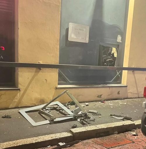 Vigevano: fanno esplodere lo sportello del Bancomat in corso Milano, bottino da quantificare Vigevano: fanno esplodere lo sportello del Bancomat in corso Milano, bottino da quantificare