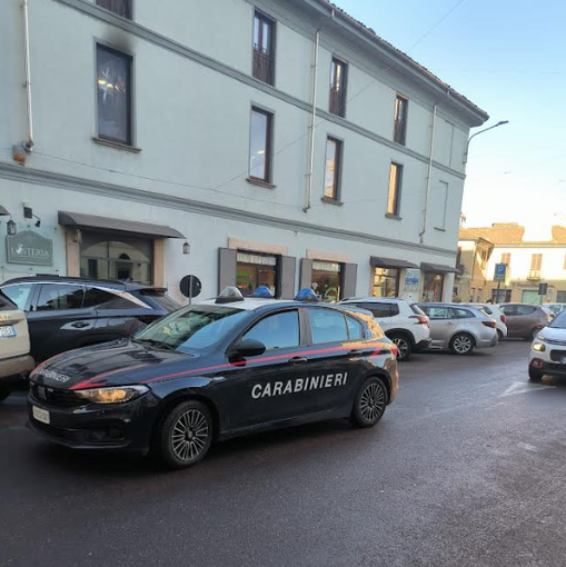 Mortara, “Dammi le tue scarpe” e poi gli rubano il cellulare. I carabinieri denunciano due giovani a piede libero