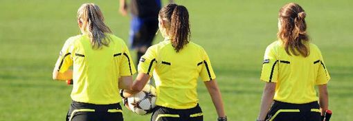 Calcio giovanile under 19: arbitro donna chiusa nell’impianto