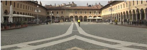 Vigevano: ZTL in piazza Ducale, confronto tra sindaco e cittadinanza