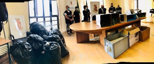 Parte della droga sequestrate e contenuta in sacchi della spazzatura. Le immagini della conferenza stampa in Questura