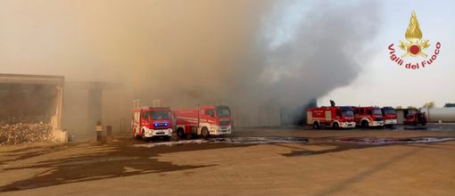 Casei Gerola: rogo divora capannone, sul posto diverse squadre dei Vigili del fuoco
