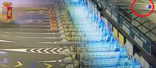 Tragico incidente al casello dell'A4, le immagini che confermano: nessuna frenata