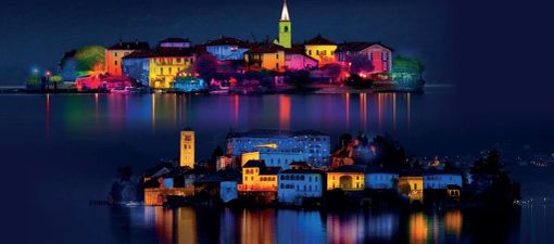 L'Isola dei Pescatori, in alto in foto, e l'Isola di San Giulio unite in questo rendering mentre s'illuminano per le feste e si trasformano nell'Isola dei Colori e in quella delle Stelle L'Isola dei Pescatori, in alto in foto, e l'Isola di San Giulio unite in questo rendering mentre s'illuminano per le feste e si trasformano nell'Isola dei Colori e in quella delle Stelle