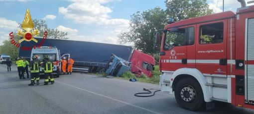 Pavese, schianto sulla statale 412 tra un tir e due auto Pavese, schianto sulla statale 412 tra un tir e due auto