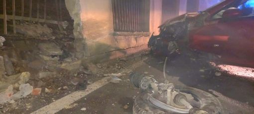 Robecco: automobilista abbatte il muro di cinta di un’abitazione a Carpenzago