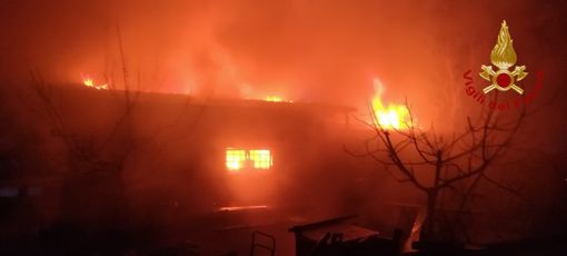 Cava Manara: capannone di un officina divorato dalle fiamme, Vigili del fuoco impegnati per 4 ore Cava Manara: capannone di un officina divorato dalle fiamme, Vigili del fuoco impegnati per 4 ore