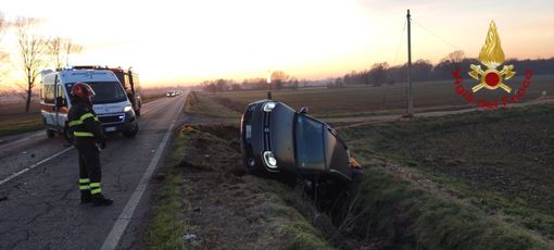 Lardirago: scontro tra auto sulla provinciale 8, ferite due persone Lardirago: scontro tra auto sulla provinciale 8, ferite due persone