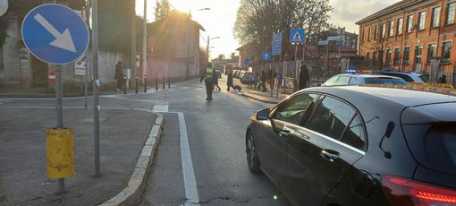 Robecco: donna al volante accecata dal sole investe agente della Polizia locale alle scuole