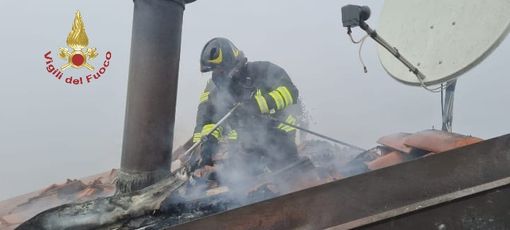 Broni: fiamme sul tetto di un'abitazione, intervengono i Vigili del fuoco Broni: fiamme sul tetto di un'abitazione, intervengono i Vigili del fuoco