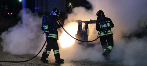 FOTO. Paura nella notte a Sesto Calende, auto prende fuoco: illese le due persone a bordo FOTO. Paura nella notte a Sesto Calende, auto prende fuoco: illese le due persone a bordo