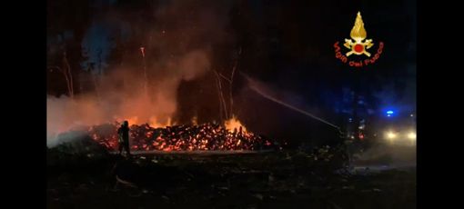 - (VIDEO) - Zinasco, in fiamme 600 quintali di legna e un mezzo agricolo - (VIDEO) - Zinasco, in fiamme 600 quintali di legna e un mezzo agricolo
