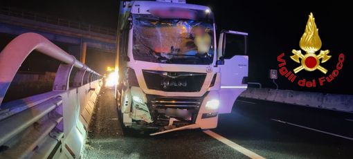 Lodi, scontro Tir-bus nella notte: cinque feriti
