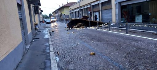 Magenta: maltempo, crolla tetto su via Roma. Disagi lungo le strade Magenta: maltempo, crolla tetto su via Roma. Disagi lungo le strade