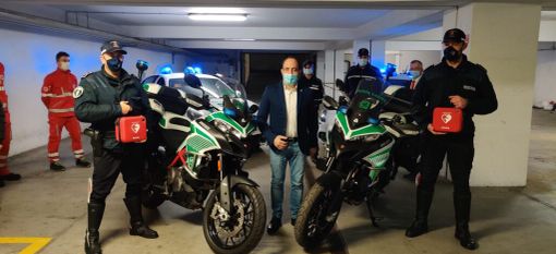 Croce Rossa Vigevano dona due defibrillatori alla Polizia Locale