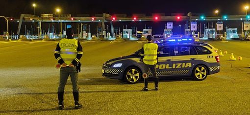 Camionista ubriaco percorre 10 chilometri contromano sull’A26: fermato dalla Polizia Stradale