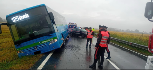 Autobus di linea carico di studenti esce di strada sulla provinciale 211, grosso spavento ma nessun ferito