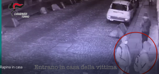 VIDEO. Incubo a Torino per una donna di 74 anni picchiata, bendata e sequestrata in una casa del centro: arrestati i tre rapinatori