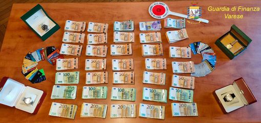 Maxi frode fiscale scoperta dalla Guardia di Finanza: tre persone in carcere e 260mila euro in contanti sequestrati Maxi frode fiscale scoperta dalla Guardia di Finanza: tre persone in carcere e 260mila euro in contanti sequestrati