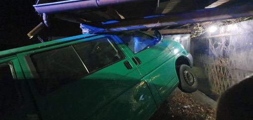 FOTO. Pauroso schianto sulla statale del lago Maggiore: finisce contro il muro e poi centra un furgone, illeso per miracolo FOTO. Pauroso schianto sulla statale del lago Maggiore: finisce contro il muro e poi centra un furgone, illeso per miracolo