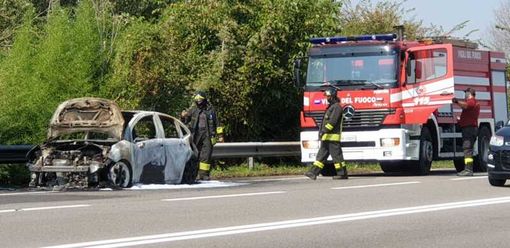 Magenta: auto in fiamme sul cavalcavia vicino all’Iper