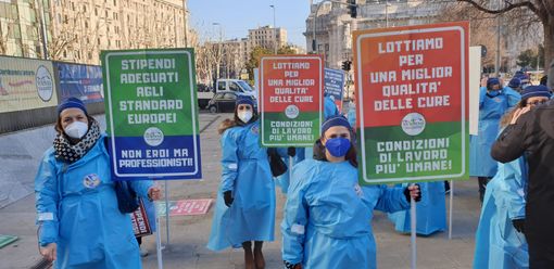Milano: la protesta degli infermieri sotto al Pirellone
