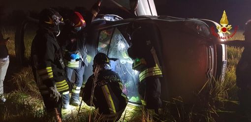 Trecate: auto perde il controllo e si ribalta