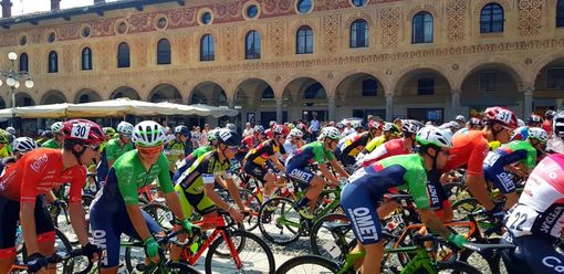 Nella foto la partenza da Piazza Ducale a Vigevano