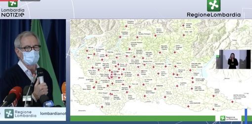 Guido Bertolaso durante la conferenza stampa di presentazioni mostra la mappa degli hub vaccinali in Lombardia