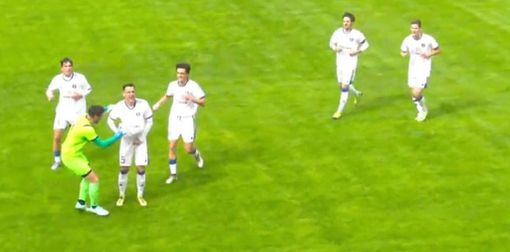 Mira si mette un pallone sotto la maglietta e mima il pancione per festeggiare il primo gol al Pavia, sotto Manfrè chiude il conto al Chinetti (foto tratte dalla diretta di Paolozerbi.com) Mira si mette un pallone sotto la maglietta e mima il pancione per festeggiare il primo gol al Pavia, sotto Manfrè chiude il conto al Chinetti (foto tratte dalla diretta di Paolozerbi.com)