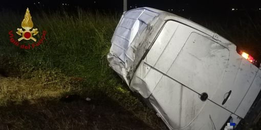 Pavia: esce di strada con un furgoncino, soccorso 36enne Pavia: esce di strada con un furgoncino, soccorso 36enne