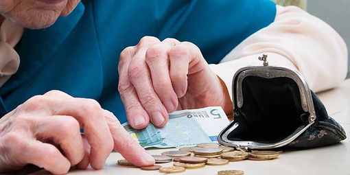 Busto Arsizio, 177mila euro sottratti ad anziani: ex contabile di servizi postali condannata a 3 anni e 6 mesi