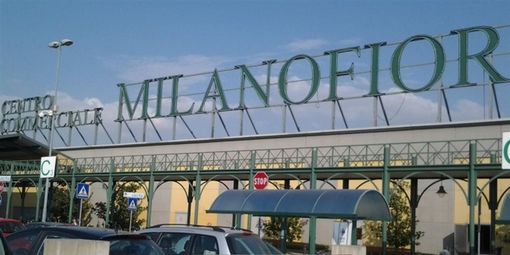 Tentata strage ad Assago: uomo accoltella a caso i clienti di un centro commerciale. Bilancio di un morto e tre feriti gravi Tentata strage ad Assago: uomo accoltella a caso i clienti di un centro commerciale. Bilancio di un morto e tre feriti gravi