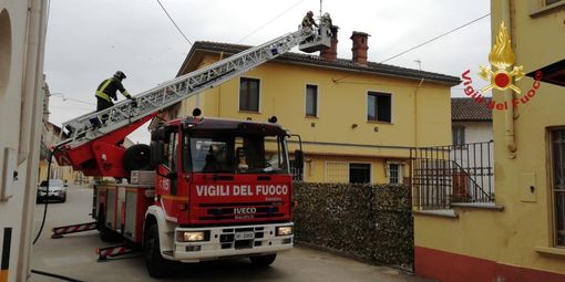 Pavese: incendio in un camino Trovo, intervengono i Vigili del fuoco con l'autoscala