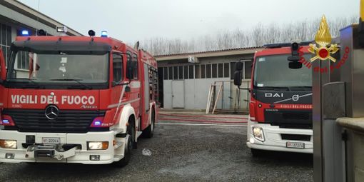 Robbio: fiamme in un'attività commerciale, i vigili del fuoco limitano i danni
