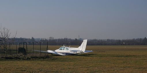 Novi Ligure: atterraggio d'emergenza al Mossi, bimotore tocca terra senza carrello Novi Ligure: atterraggio d'emergenza al Mossi, bimotore tocca terra senza carrello