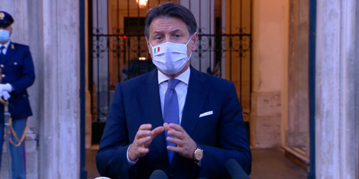 Obbligo mascherina all'aperto, Conte: «Misura per evitare nuove chiusure. In famiglia e se riceviamo amici rispettiamo la distanza»